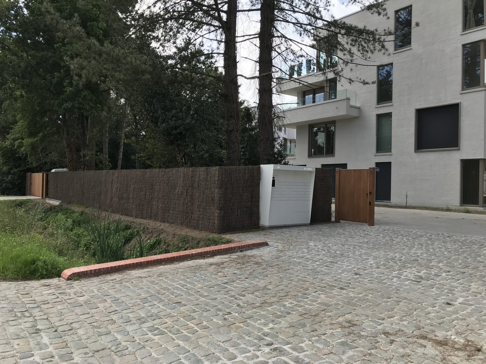 Klossebos Zwijnaarde nieuwbouwproject inrit Klossebos Zwijnaarde toegang domein private inrit met poort en slimme pakketbrievenbus